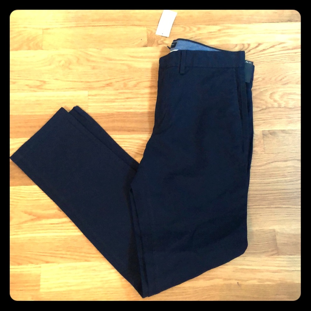 Banana Republic Men’s navy chinos 👖